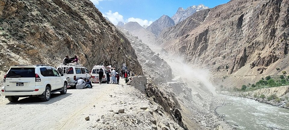 산사태로 공사중인 도로에서 마냥 기다리는 차량과 현지인들. 이서원 제공