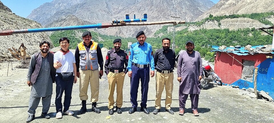 검문소에서 만난 친구들. 가운데가 아이샤르. 이서원 제공