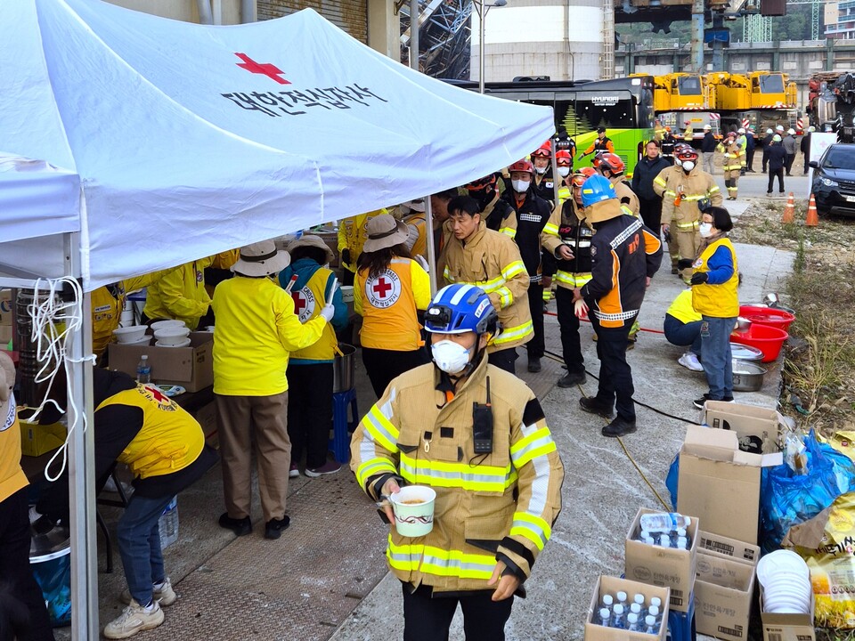 대한적십자사 울산지사는 한국동서발전 울산발전본부 내 시설물 붕괴 사고 구조 활동에 투입 중인 구조인력을 대상으로 구호급식을 펼치고 있다. 대한적십자사 울산지사 제공