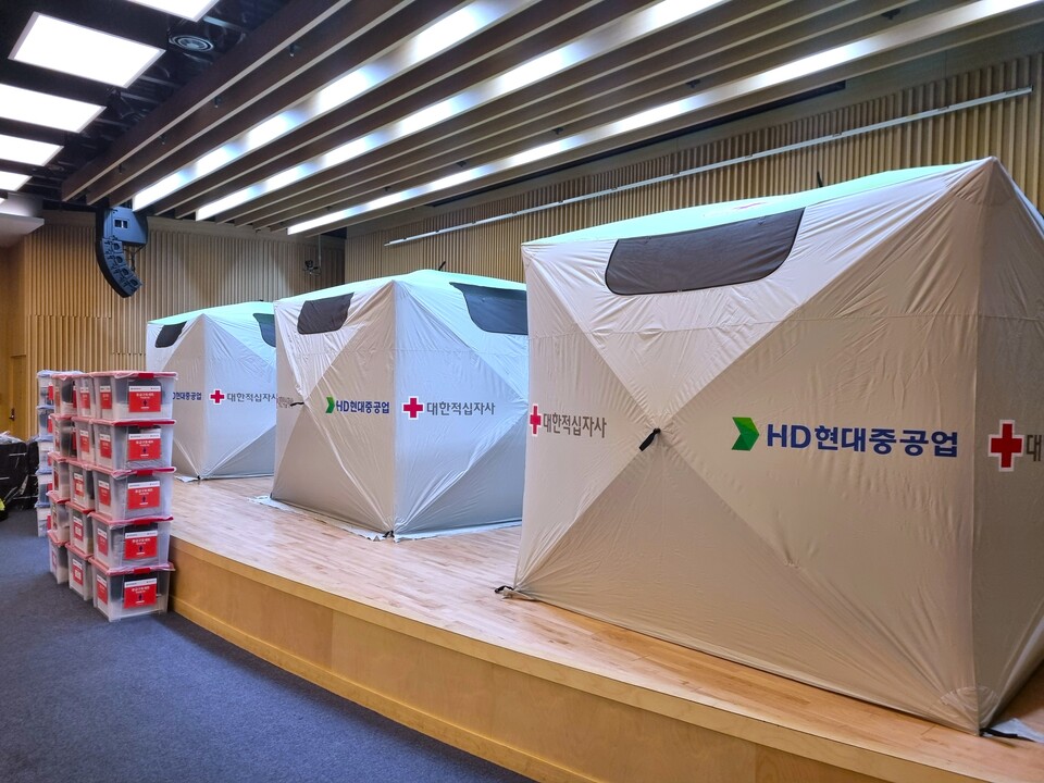 피해자 가족 임시 거주 쉘터 및 지원물자. 대한적십자사 울산지사 제공