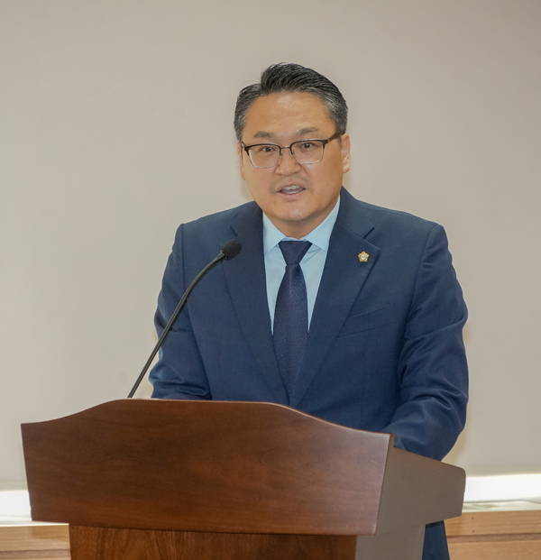 임채오 울산북구의회 의원이 지난 9월 17일 위원회실에서 열린 ‘제227회 임시회’ 제1차 의회운영위원회에서 본인이 대표 발의한 ‘북구의회 의원 공무국외출장 조례 전부개정조례안’에 대한 제안 설명을 하고 있다. 울산북구의회 제공