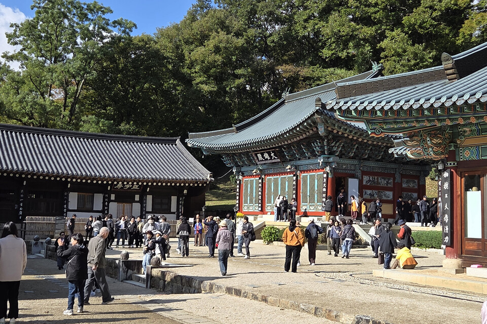 칠불사가 사람들로 붐빈다. 정은영 제공