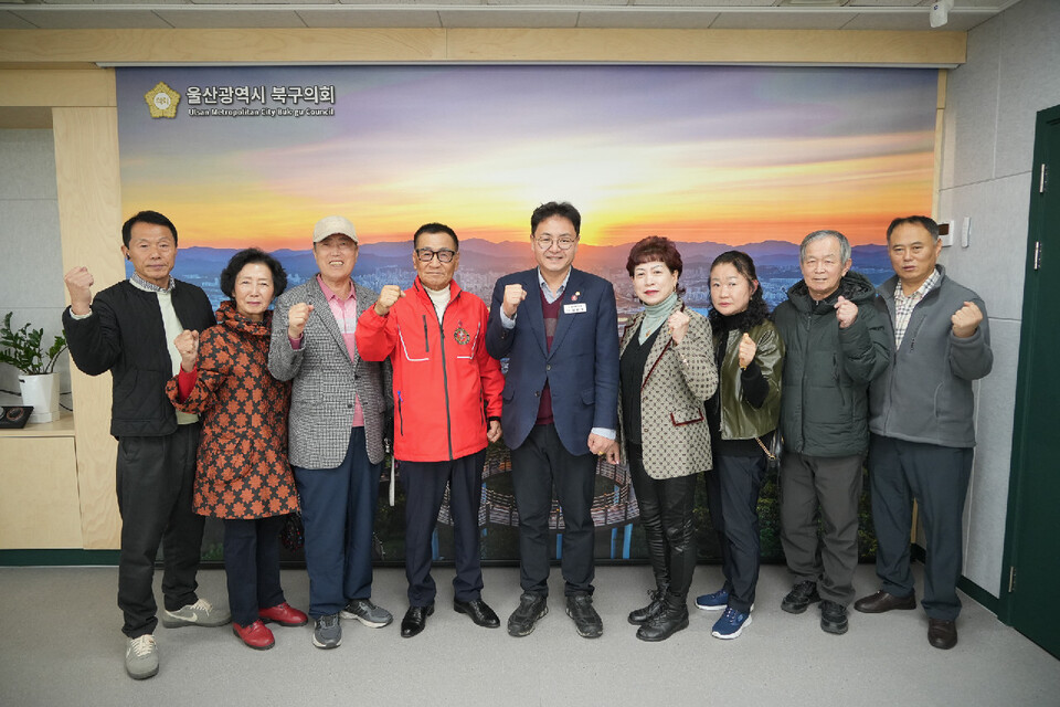 김상태 울산북구의회 의장은 지난 13일 조석용 울산환경감시협의회 회장 등 임원단과 함께 의장실에서 간담회를 열고 환경 현안을 공유하며 상호 협력 방안을 논의했다. 울산북구의회 제공<br>