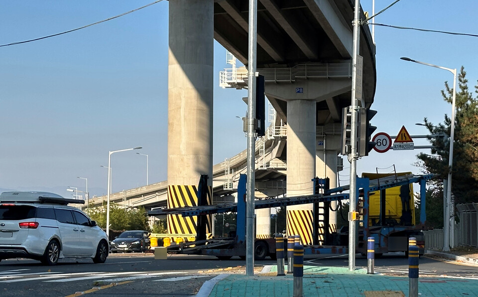 울산 북구 성내삼거리에 신설된 유턴차로에서 대형 트레일러 한 대가 신호를 무시한채 유턴을 해 방어진순환도로에서 진입하던 승용차 한 대가 멈춰서 트레일러가 지나가기를 기다리고 있다. 엄시윤 기자 usw4746@