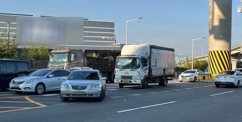 울산 북구 성내삼거리 교차로에 신설된 유턴차로에서 승용차와 대형 트럭이 연이어 유턴을 하고 있다. 엄시윤 기자 usw4746@