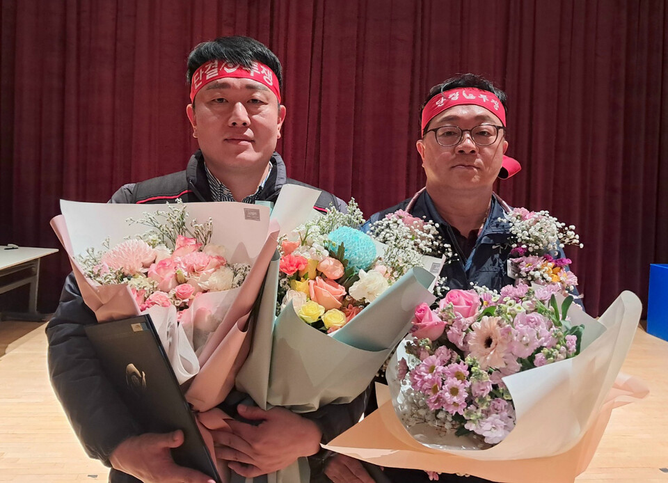 한국노총 울산본부 제25대 의장으로 백승우 후보(오른쪽)가 사무처장에 이주형 후보가 당선됐다. 한국노총 울산본부 제공