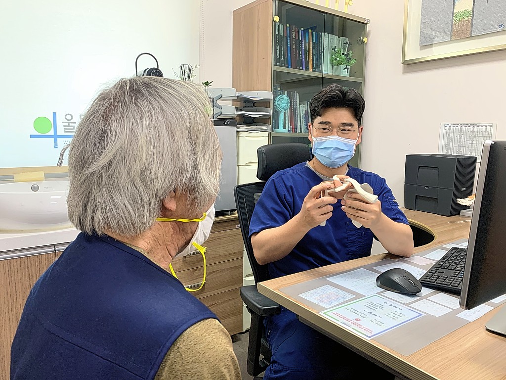 울들병원 김연구 진료원장이 환자를 진료하고 있다. 울들병원 제공