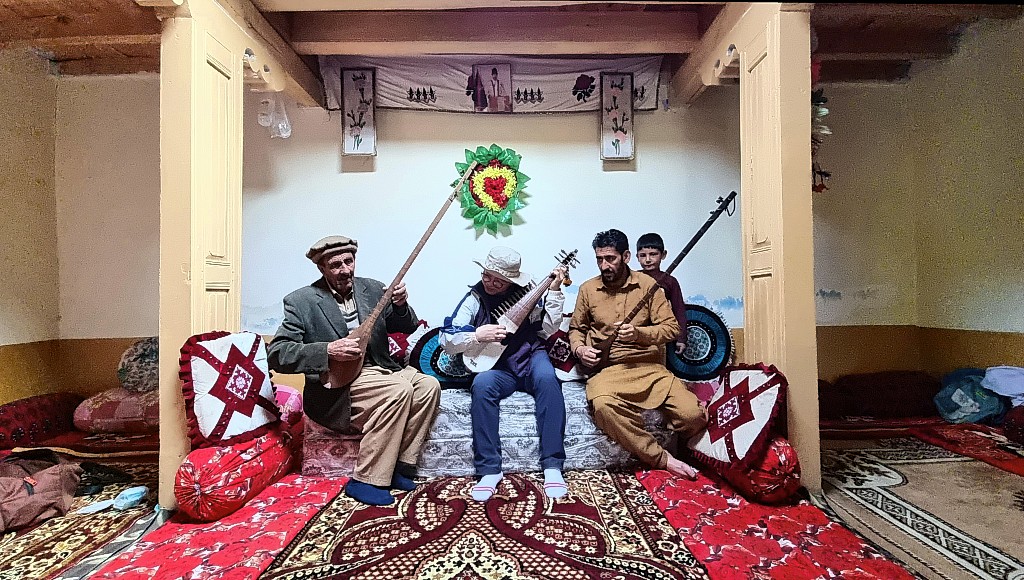 이방인을 초대하고 전통악기를 연주해주는 사람들. 이서원 제공<br>