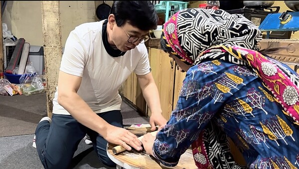 난 만들기 배우는 필자.&nbsp;이서원 제공<br>