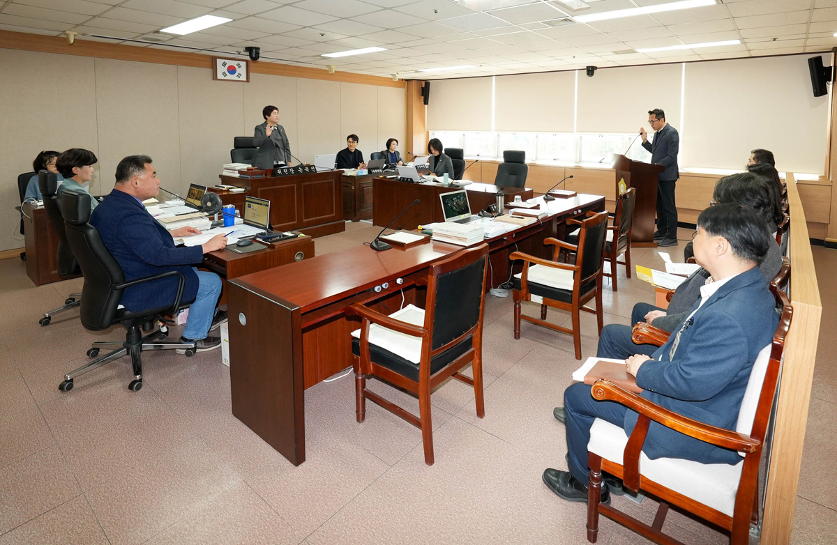 울산 북구의회 각 상임위원회가 지난 21일 각 상임위원회 회의실에서 '2025년 행정사무감사' 일정에 돌입한 가운데 행정자치위원회 손옥선 위원장이 감사를 앞두고 집행기관의 선서를 받고 있다. 북구의회 제공