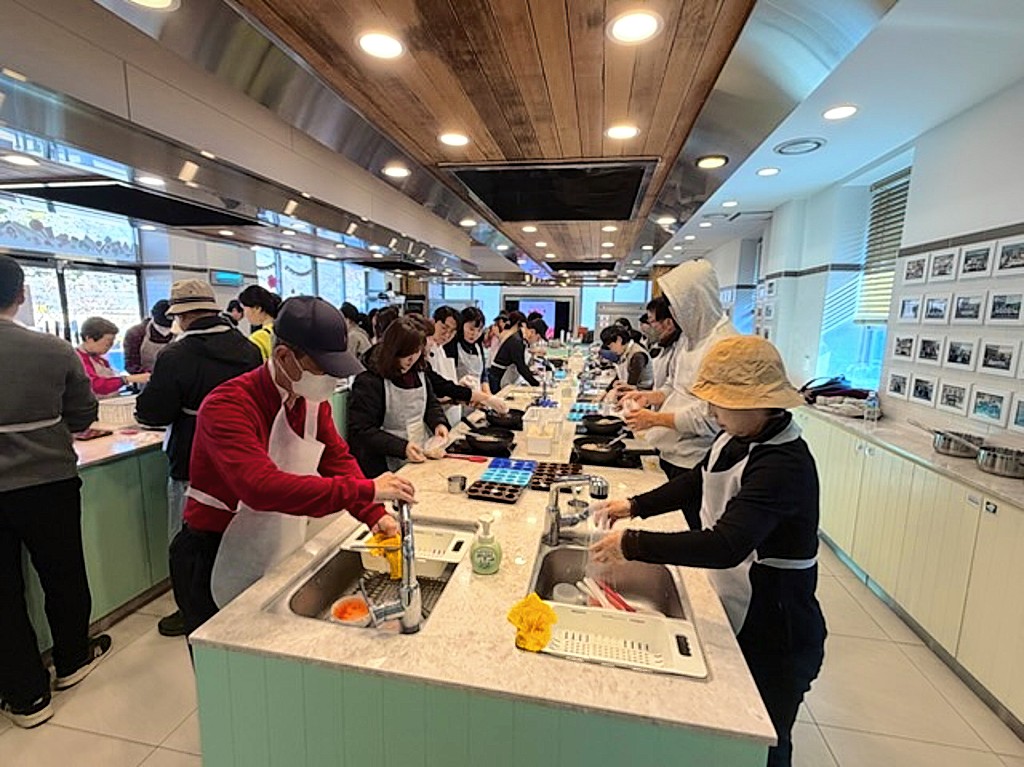 밀양시 2차 전입자 웰컴 투어-누구나코스 참여자들이 밀양한천테마파크 한천 양갱 만들기 체험을 하고 있다.밀양시 제공