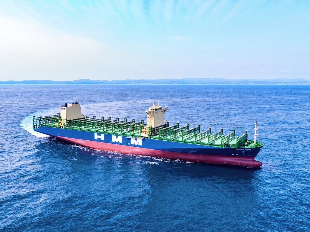 HD현대중공업이 건조해 지난 2024년 인도한 1만 3,000TEU급 컨테이너 운반선의 모습. HD현대중공업  제공