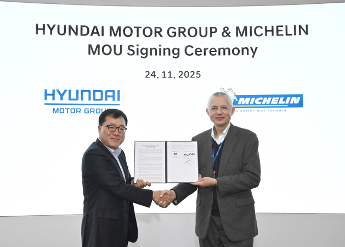 24일 가진 기술 공동 개발 업무협약식에서 현대차·기아 제네시스 신용석(왼쪽) 설계센터장(상무)과 미쉐린 조지레비 아시아퍼시픽 OE 총괄 부사장이 포즈를 취하고 있다. 현대차그룹 제공