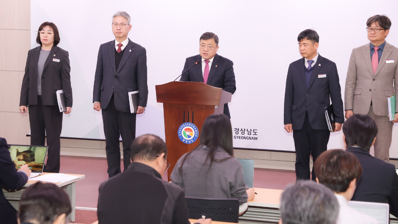 경남도는 지난 24일 도정 브리핑에서 수도권 위주의 규제, 공급 일변도에서 벗어나 '지방 맞춤형 생존 전략' 5개 과제 정부 건의와 도 자체 대책도 마련, 주거 안정과 주택건설 활성화 '두 마리 토끼'를 잡는다는 계획을 발표했다. 경남도 제공