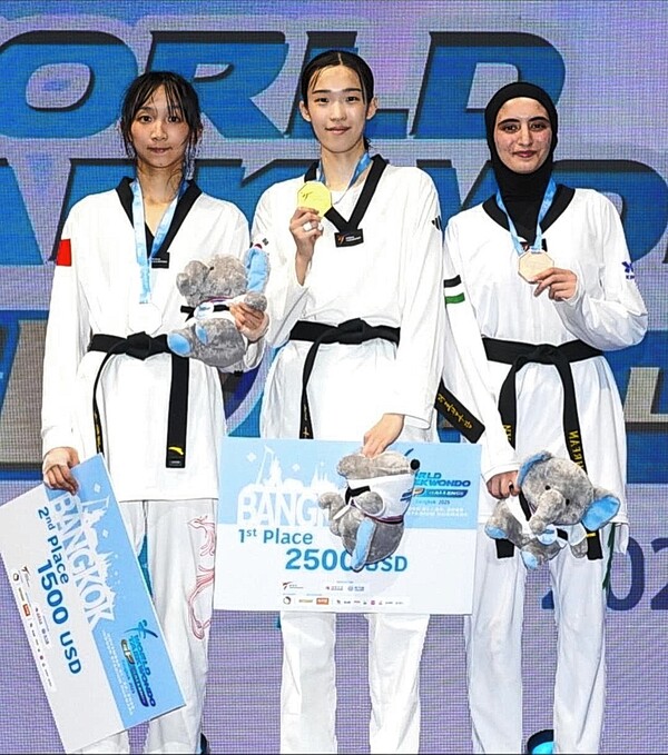 울산시체육회 태권도팀 김유진이 2025 방콕 월드태권도 그랑프리 챌린지에서 금메달을 시상하고 기념촬영을 하고 있다. 대한태권도협회 제공