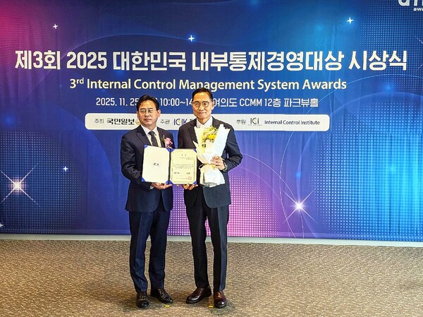 울산항만공사는 25일 서울 여의도 CCMM 빌딩 파크뷰홀에서 개최된 2025 대한민국 내부통제경영대상 시상식에서 혁신리스크상과 평가자상을 동시에 수상했다. (왼쪽부터) 한국내부통제협회 윤규섭 회장, 울산항만공사 이수식 감사. 울산항만공사 제공