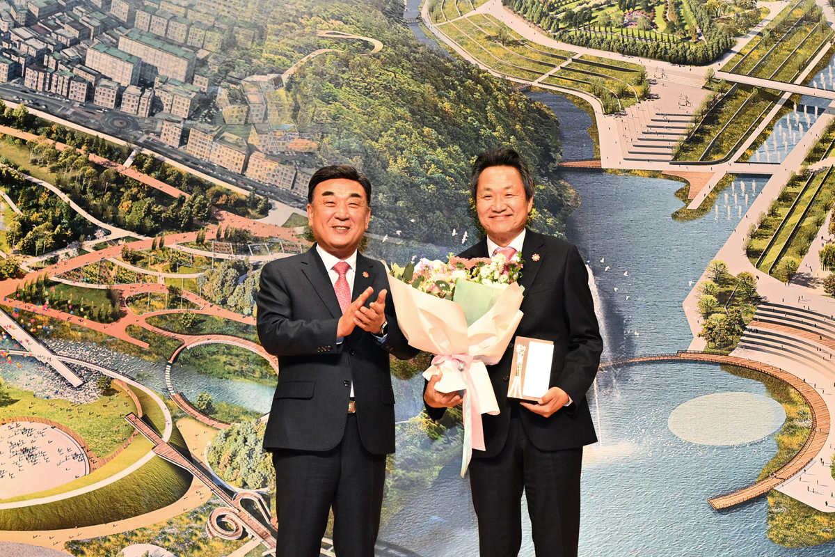 안승대 울산시 행정부시장이 25일 시청 대강당에서 열린 퇴임식에서 김두겸 시장으로부터 공로패를 전달 받은 후 기념촬영을 하고 있다.  유은경기자 2006sajin@