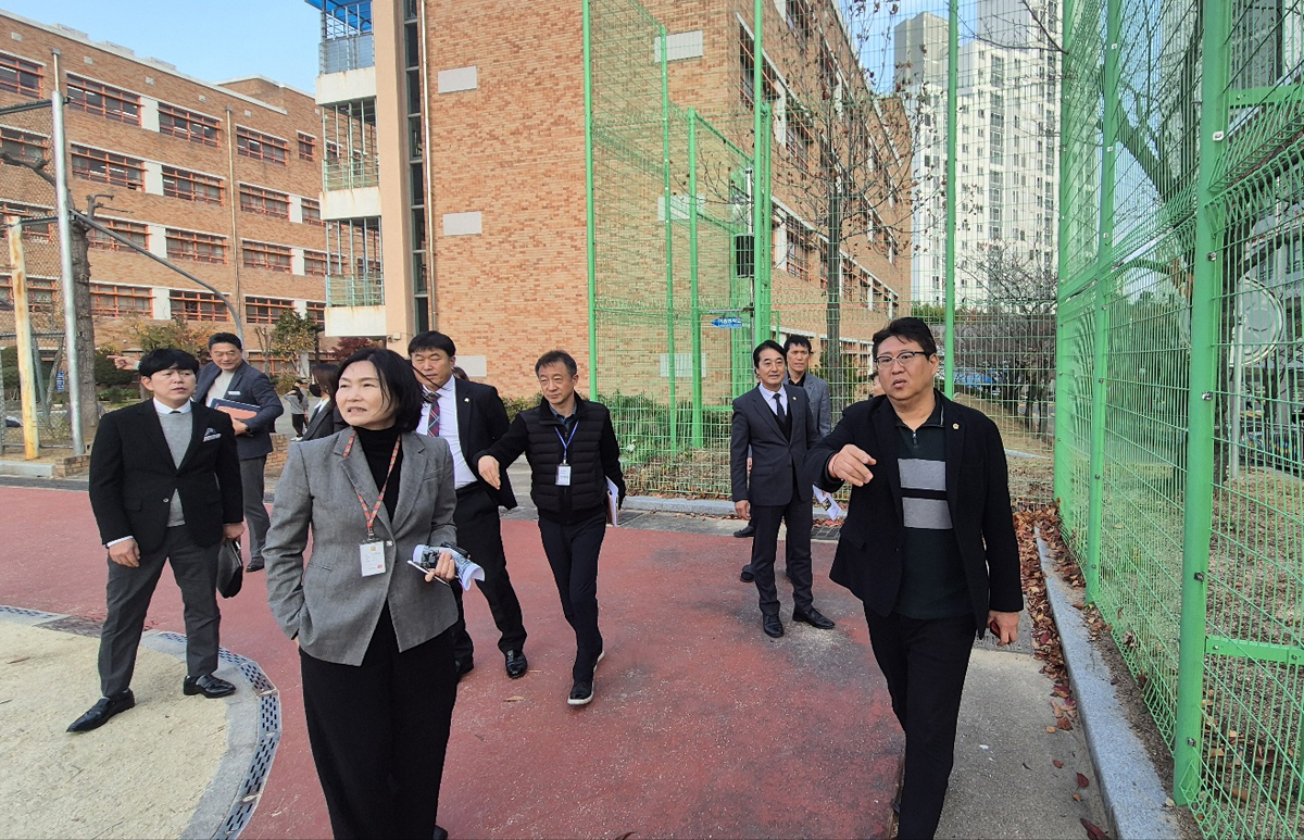울산시의회 권순용 의원은 25일 남구 야음중학교를 방문해 다목적 강당 신축 사업 관련 추진 방향을 점검했다. 울산시의회 제공