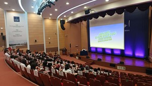 "수많은 가능세계를 상상하는 일은 놓친 질문을 선명하게 드러내는 것" - 뉴스 썸네일 이미지